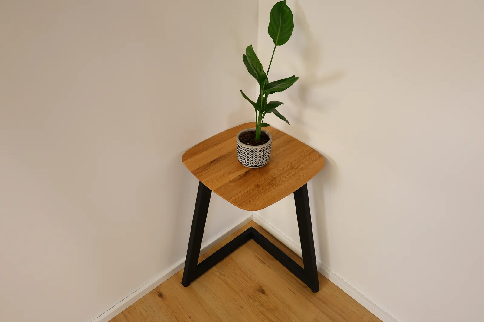 The Nordic Nest Triangular European Oak Plant Stand – product view 4