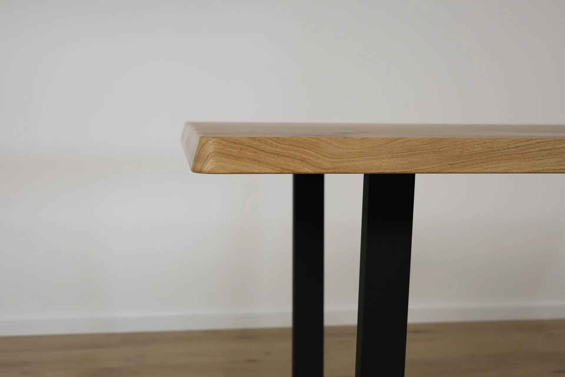 The Meridian 160cm Beveled European Oak Dining Table with Spider Base – product view 5