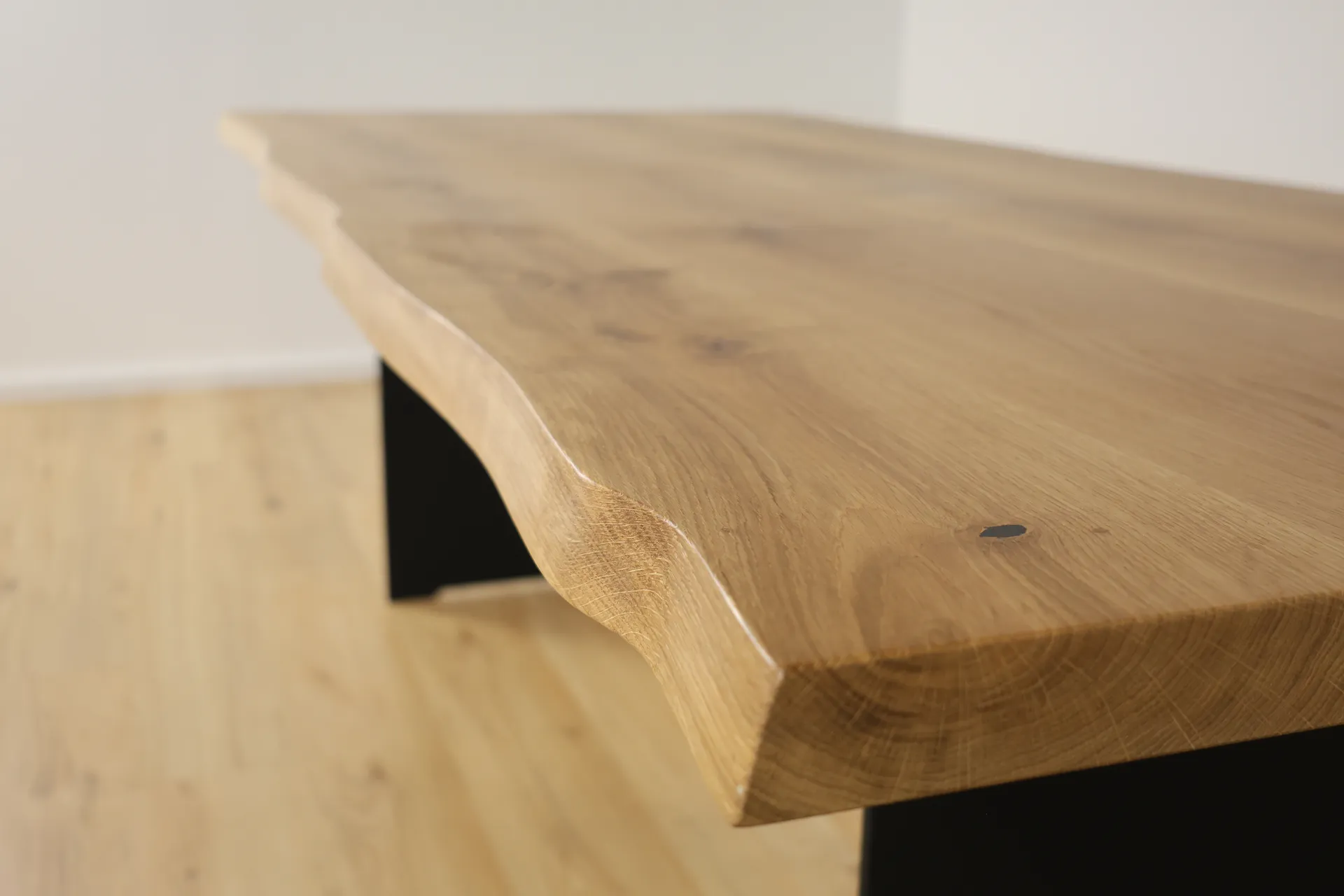 The Meridian 220cm Bevelter Esstisch aus Eiche – Produktansicht 9