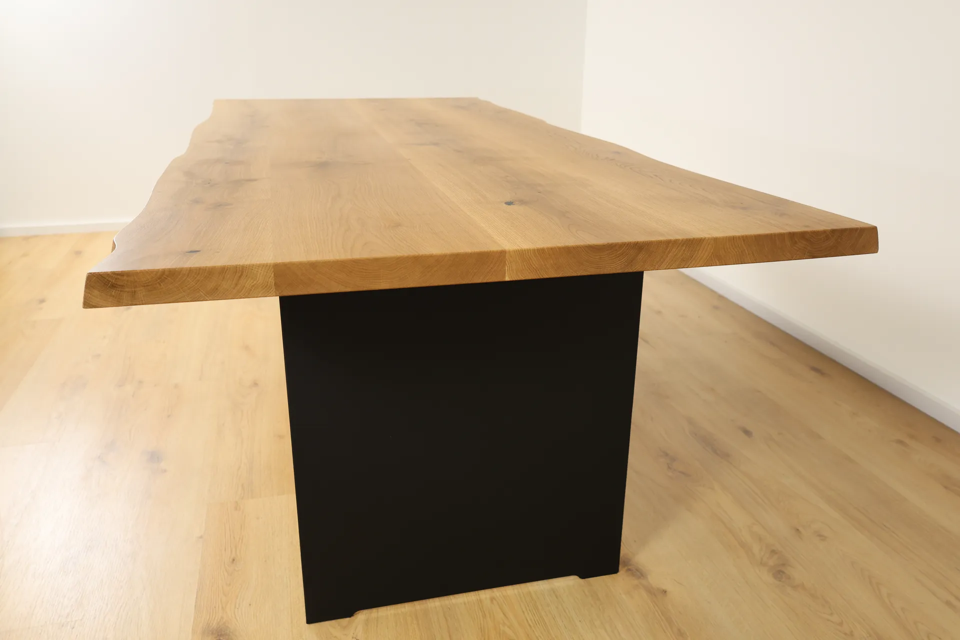 The Meridian 220cm Bevelter Esstisch aus Eiche – Produktansicht 10