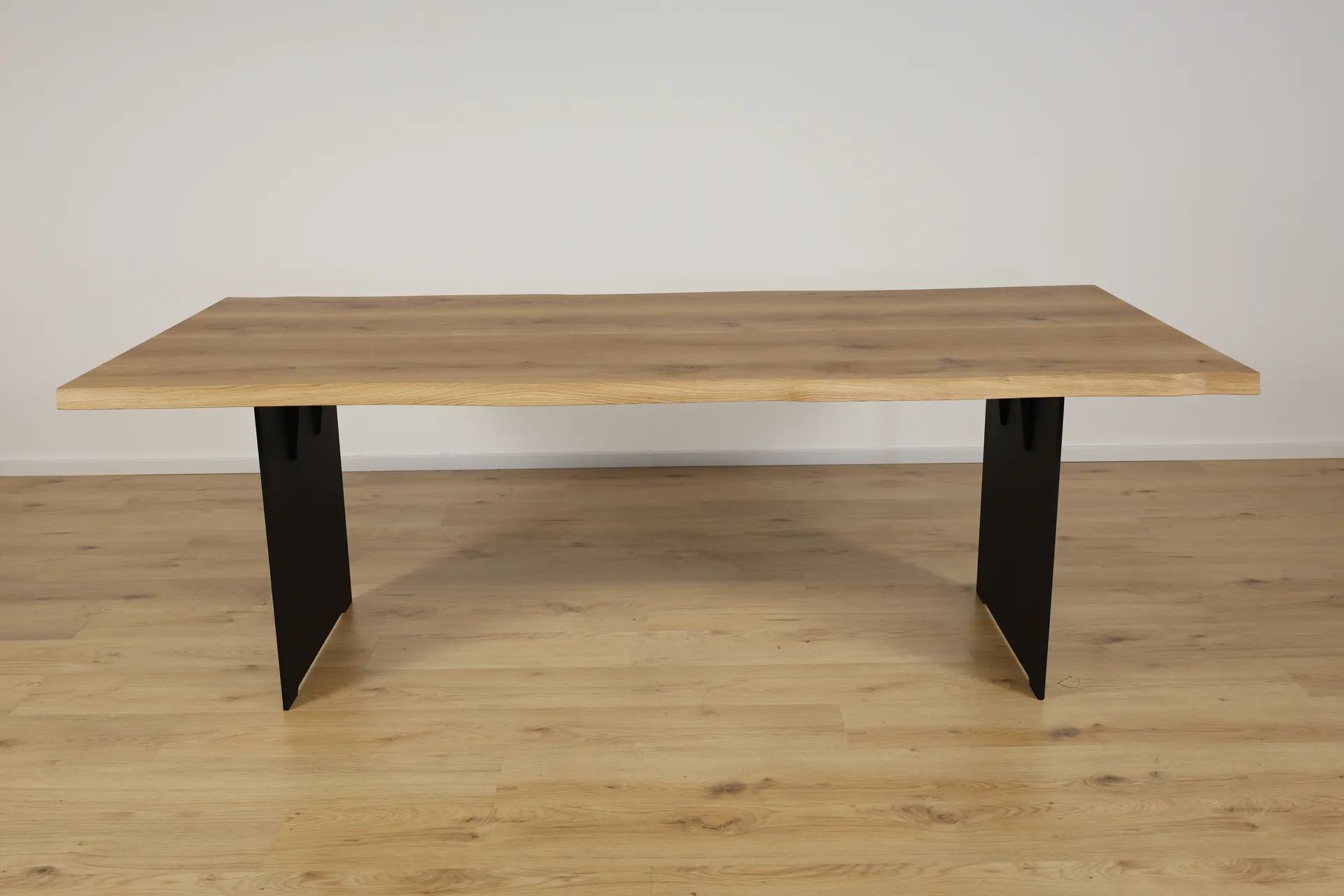 The Meridian 220cm Bevelter Esstisch aus Eiche – Produktansicht 2