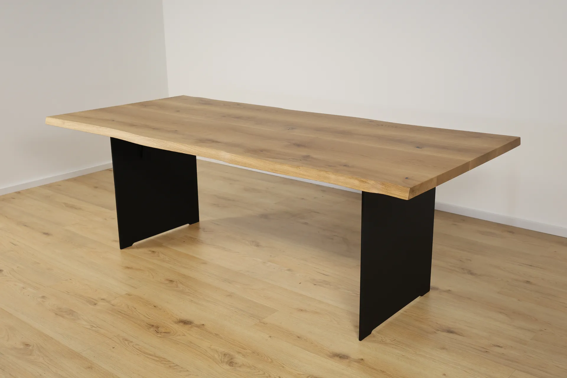 The Meridian 220cm Bevelter Esstisch aus Eiche – Produktansicht 3