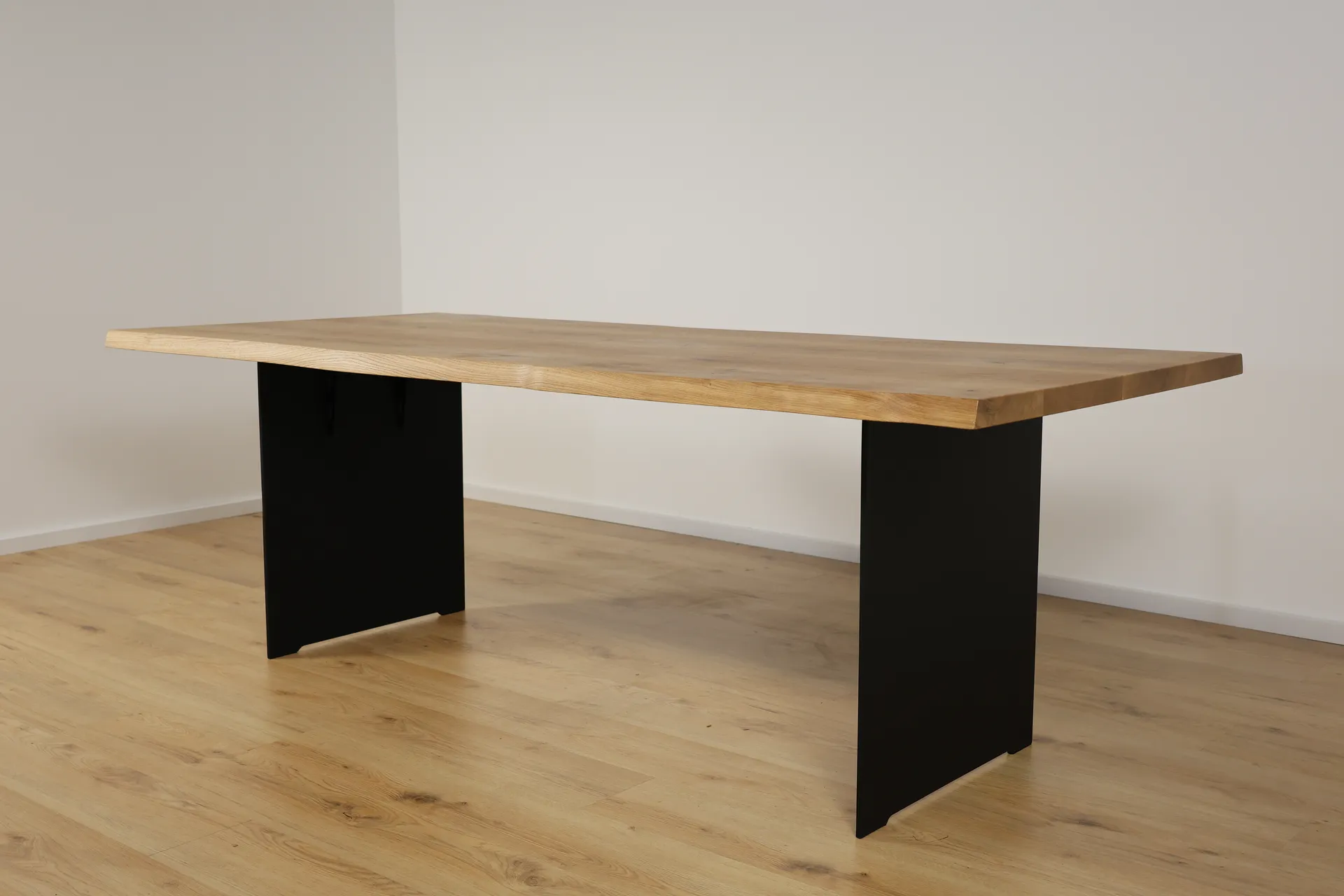 The Meridian 220cm Bevelter Esstisch aus Eiche – Produktansicht 4