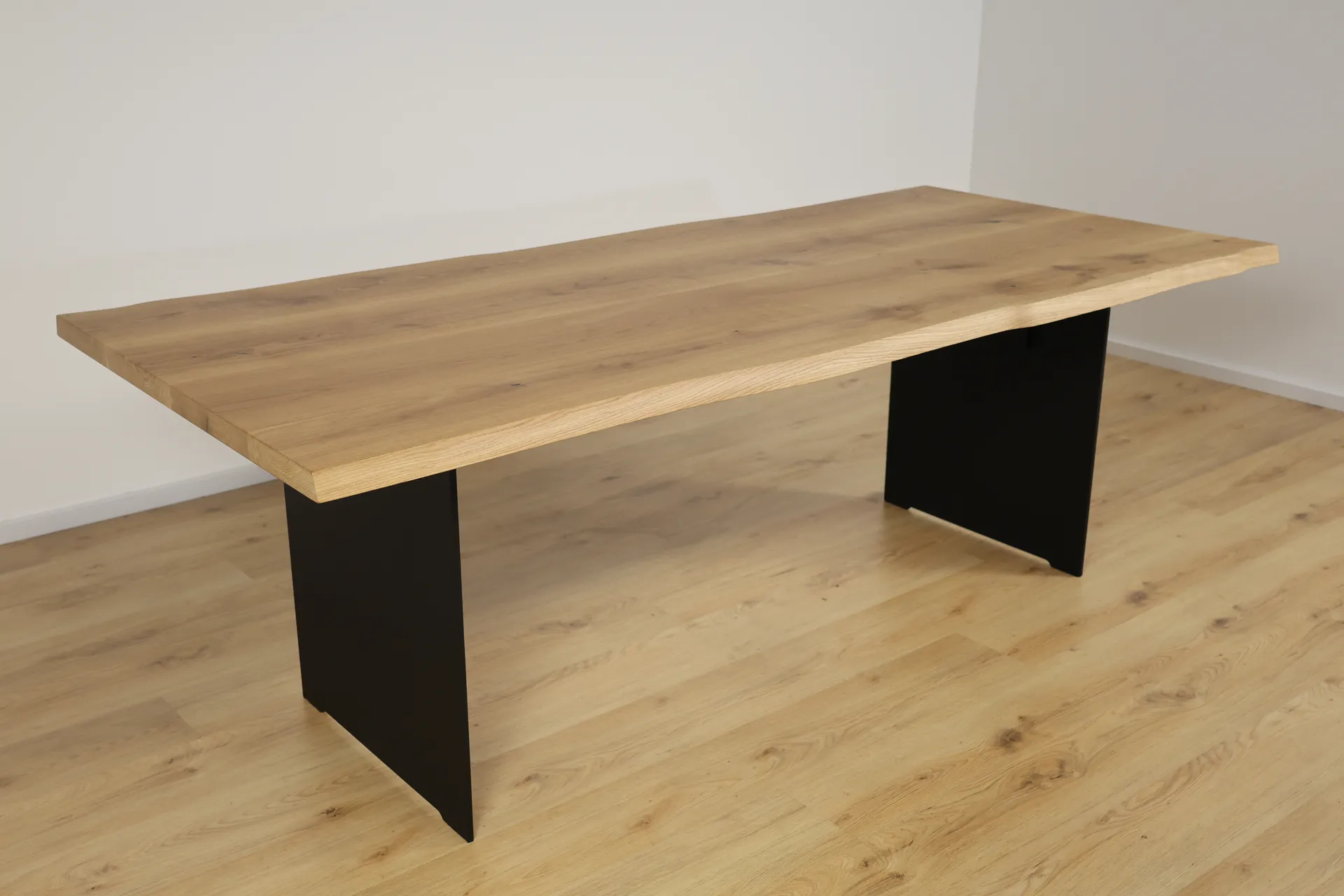 The Meridian 220cm Bevelter Esstisch aus Eiche – Produktansicht 5