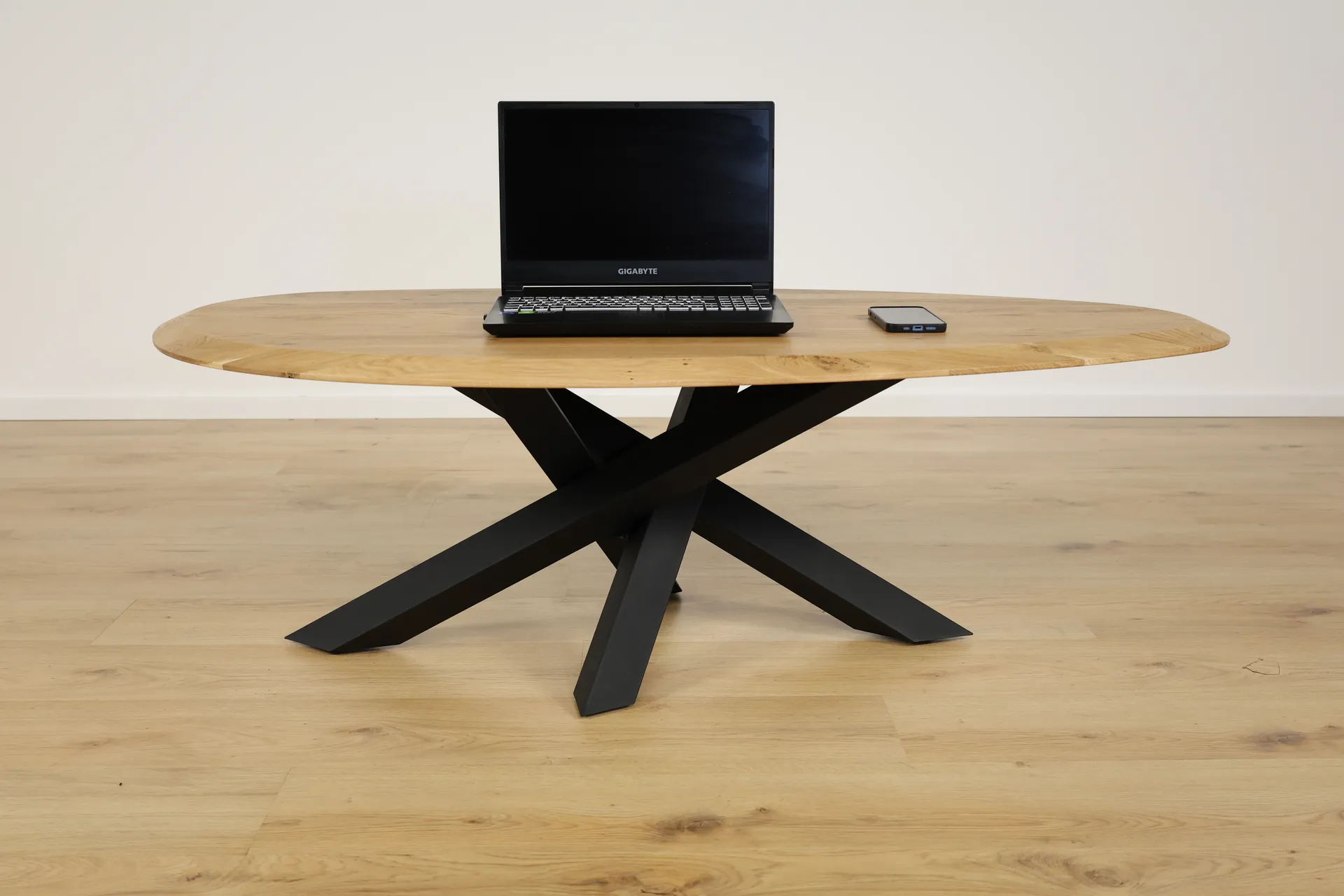 The Solstice Ovaler Couchtisch aus Eiche mit Spider-Gestell – Produktansicht 2