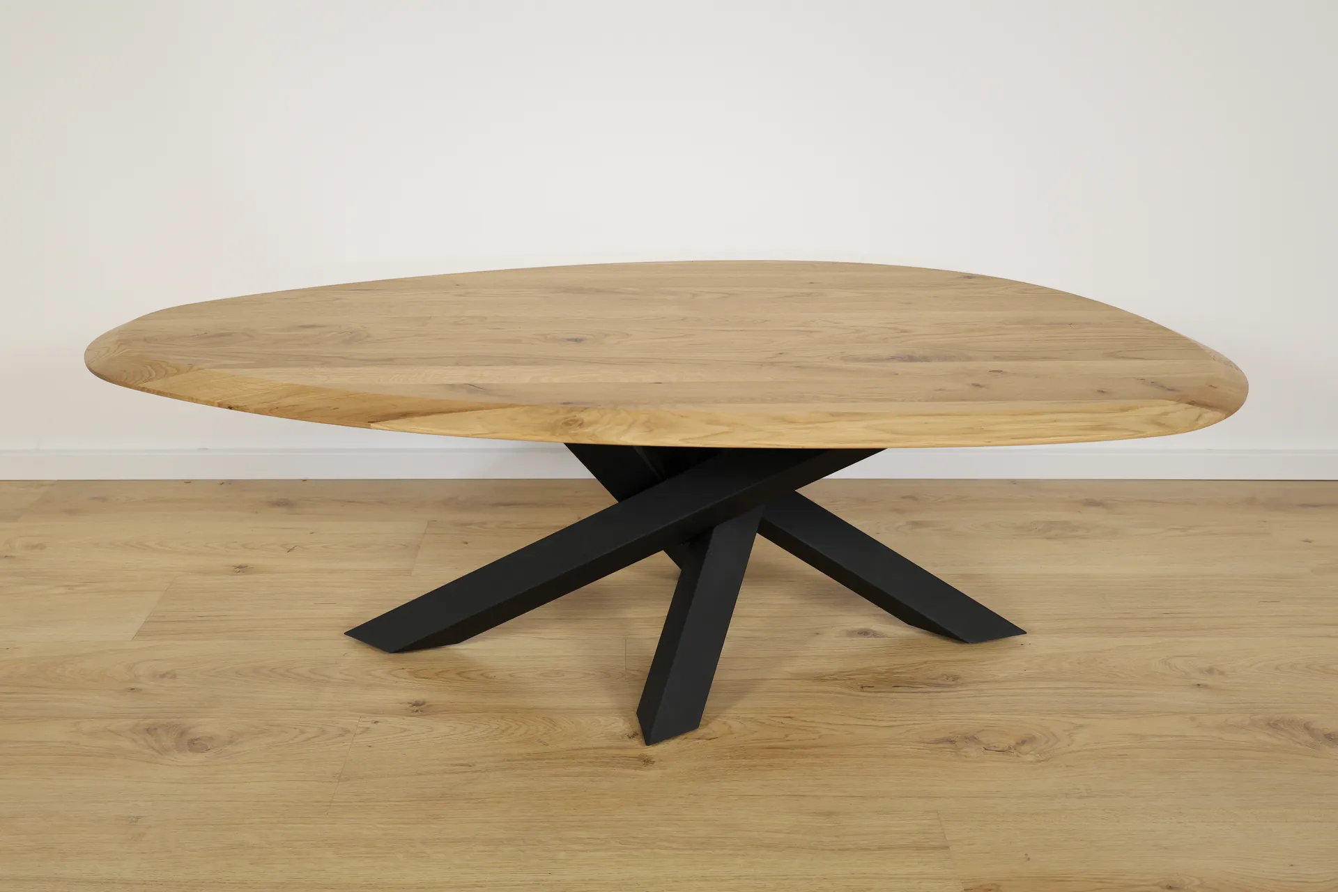 The Solstice Ovaler Couchtisch aus Eiche mit Spider-Gestell – Produktansicht 10