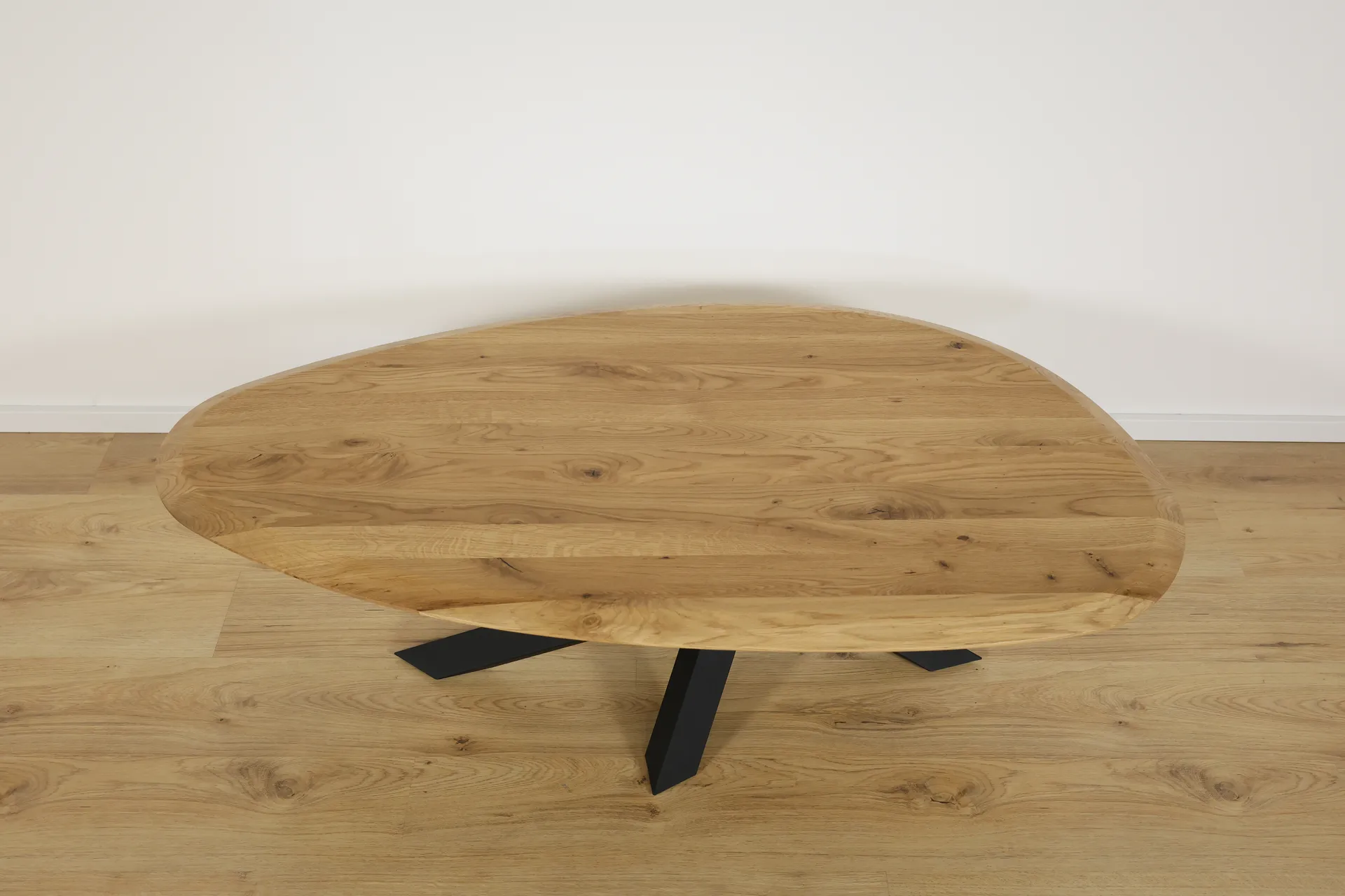 The Solstice Ovaler Couchtisch aus Eiche mit Spider-Gestell – Produktansicht 11