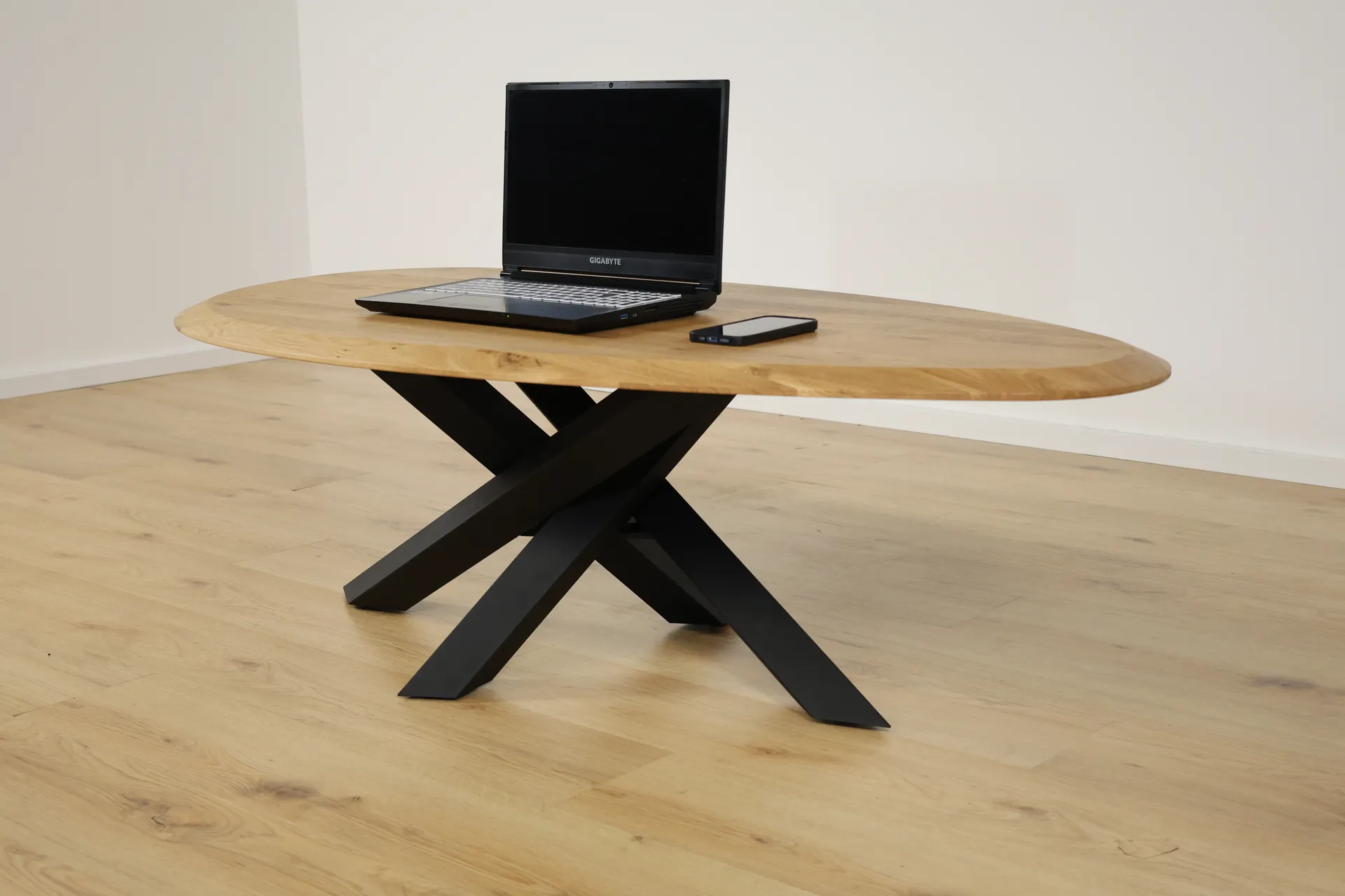 The Solstice Ovaler Couchtisch aus Eiche mit Spider-Gestell – Produktansicht 3