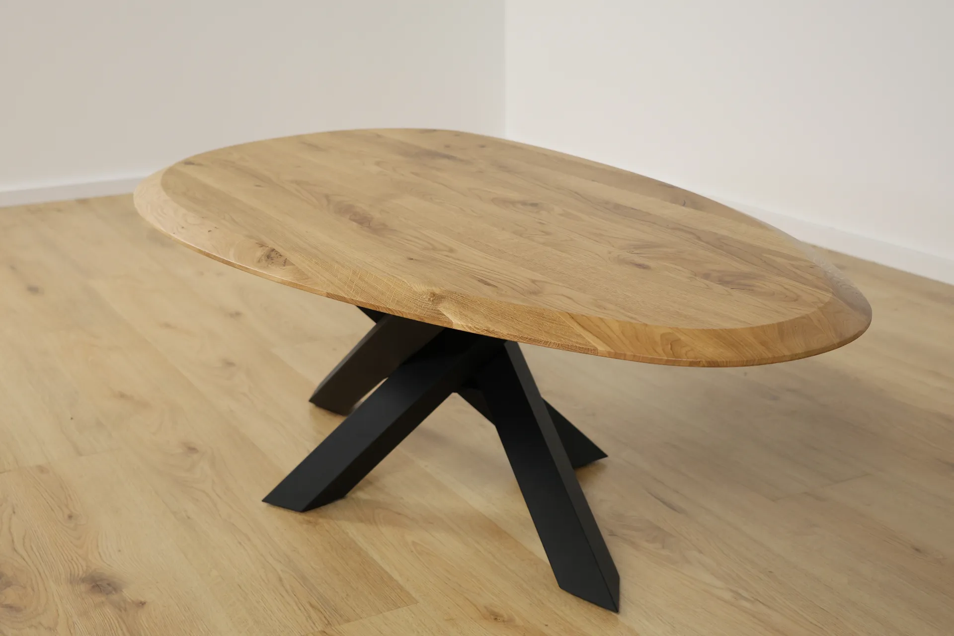 The Solstice Ovaler Couchtisch aus Eiche mit Spider-Gestell – Produktansicht 4