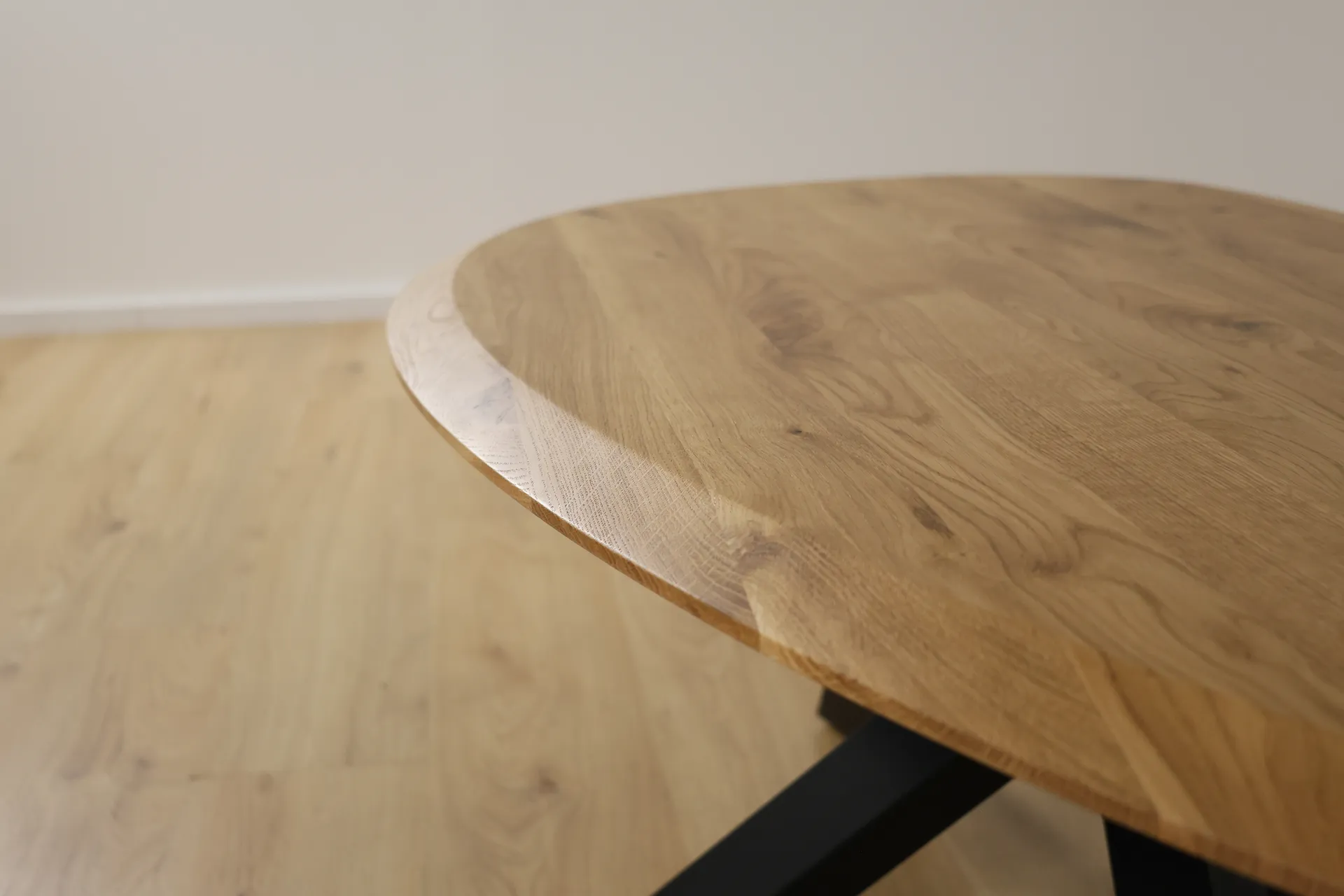 The Solstice Ovaler Couchtisch aus Eiche mit Spider-Gestell – Produktansicht 5