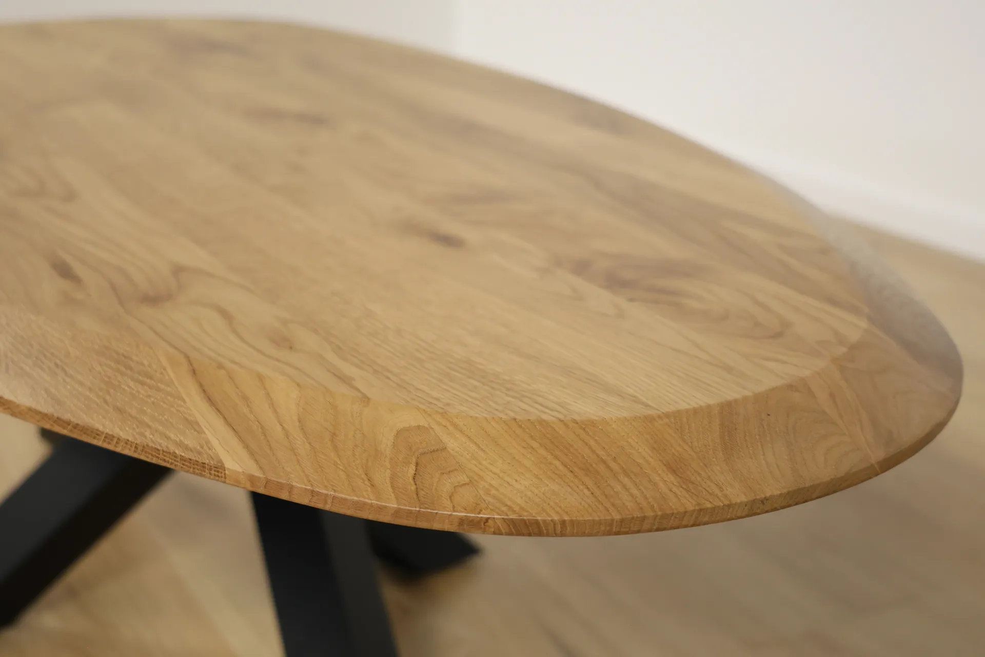 The Solstice Ovaler Couchtisch aus Eiche mit Spider-Gestell – Produktansicht 6