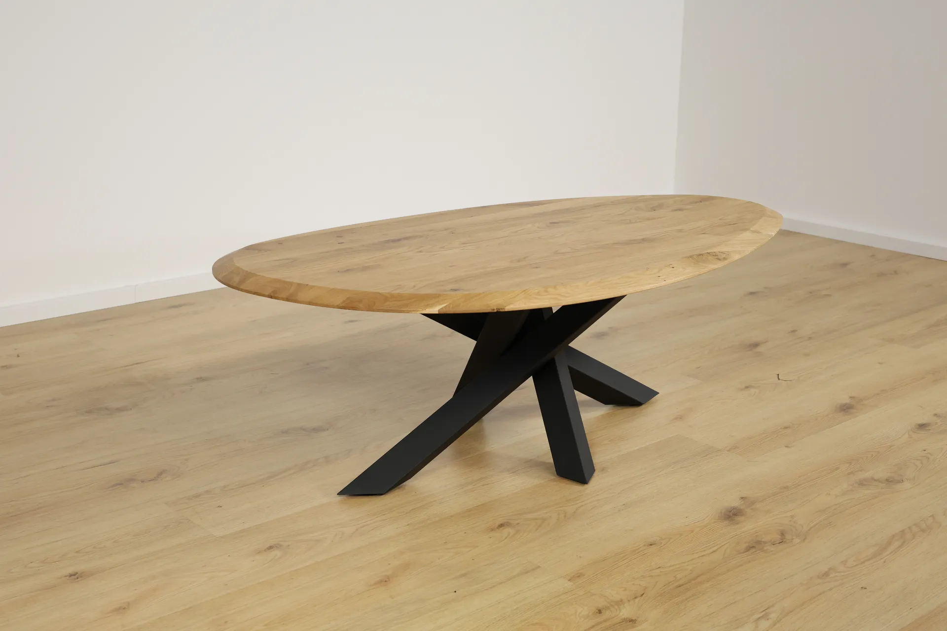 The Solstice Ovaler Couchtisch aus Eiche mit Spider-Gestell – Produktansicht 7
