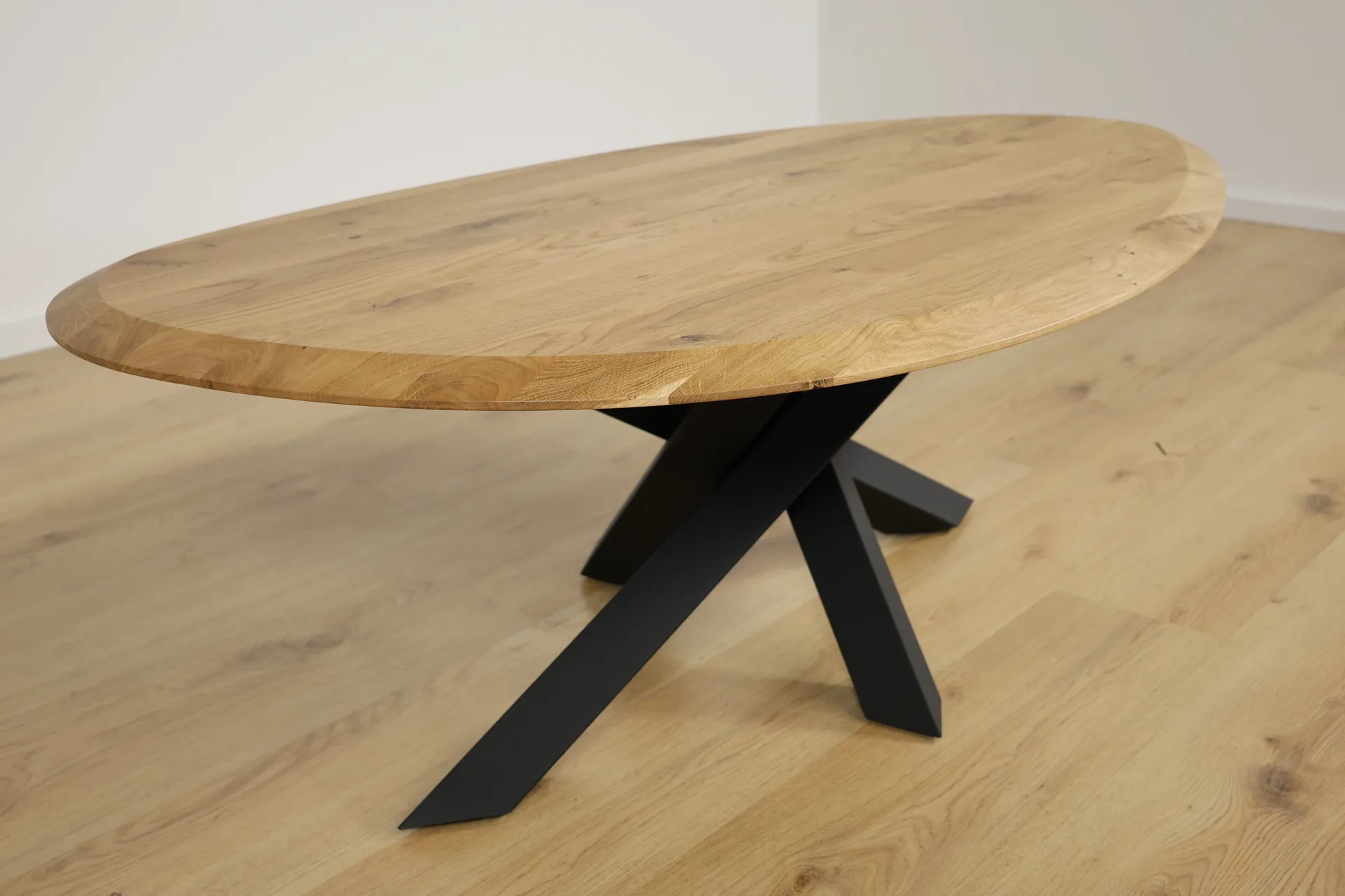 The Solstice Ovaler Couchtisch aus Eiche mit Spider-Gestell – Produktansicht 8