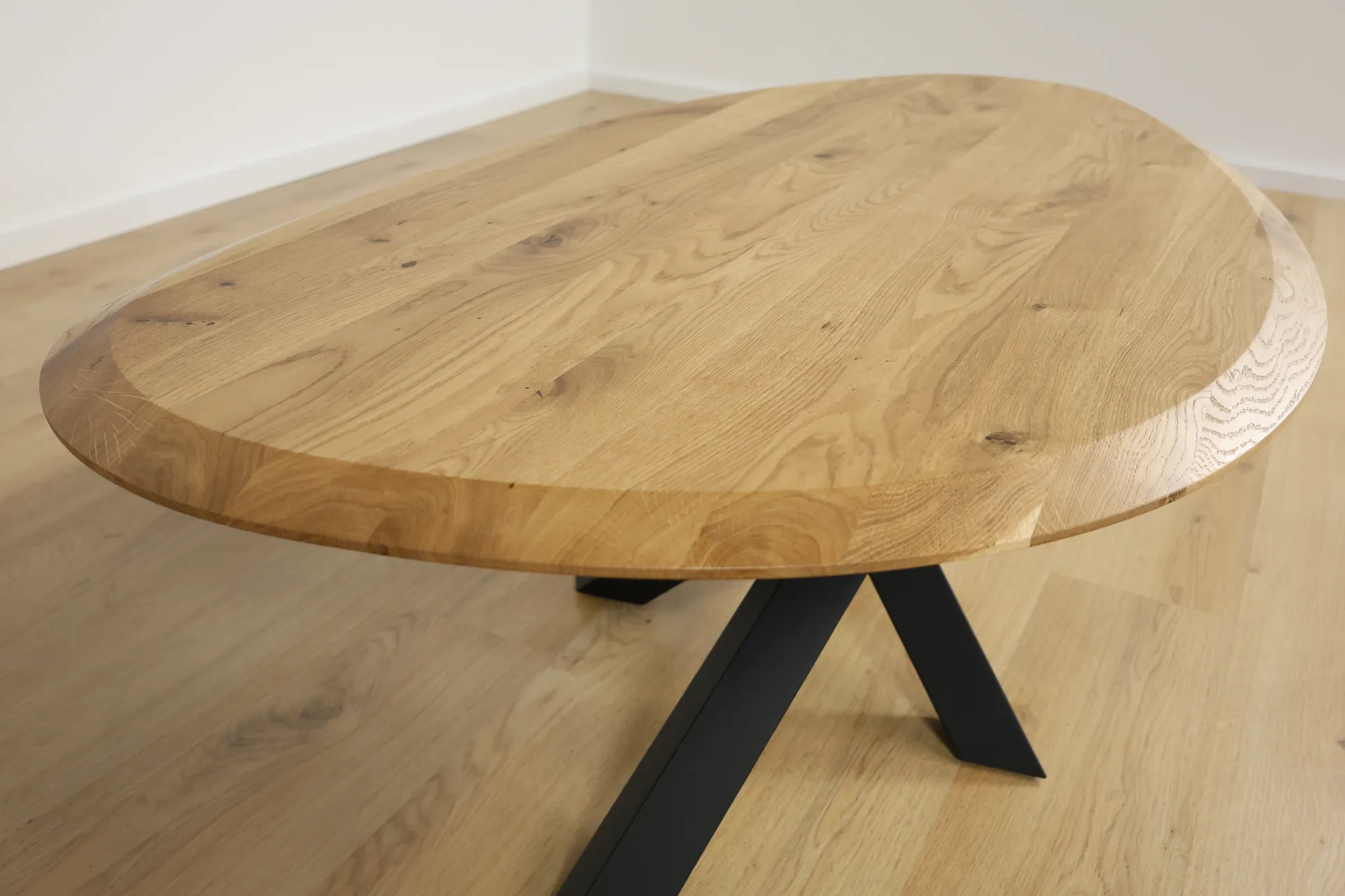 The Solstice Ovaler Couchtisch aus Eiche mit Spider-Gestell – Produktansicht 9
