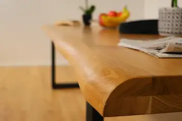 The Horizon XL Live-Edge Esstisch aus Eiche – Produktansicht 7