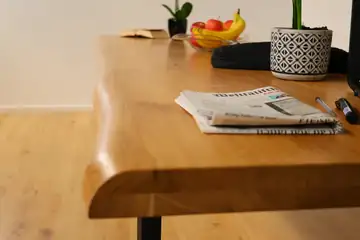The Horizon XL Live-Edge Esstisch aus Eiche – Produktansicht 8