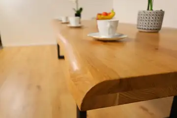 The Horizon XL Live-Edge Esstisch aus Eiche – Produktansicht 17