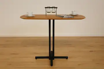 Massiver Eichen-Bistrotisch für Balkon, Wintergarten und kleine Wohnräume. – Produktansicht 6