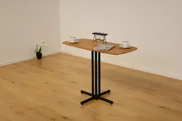 Massiver Eichen-Bistrotisch für Balkon, Wintergarten und kleine Wohnräume. – Produktansicht 7