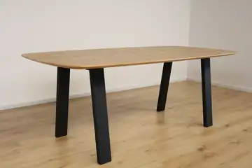 Bootsform Esstisch aus massiver Eiche 200×100 | Schweizer Kante | Arsam Möbel Manufaktur – Produktansicht 10