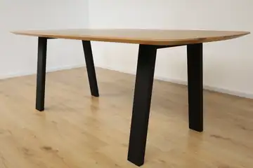 Bootsform Esstisch aus massiver Eiche 200×100 | Schweizer Kante | Arsam Möbel Manufaktur – Produktansicht 3