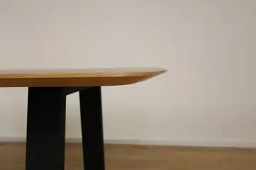 Bootsform Esstisch aus massiver Eiche 200×100 | Schweizer Kante | Arsam Möbel Manufaktur – Produktansicht 5