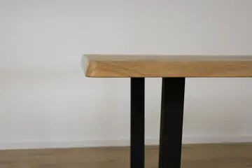 The Meridian 160cm Bevelter Esstisch aus Eiche mit Spider-Gestell – Produktansicht 5
