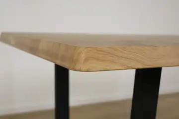 The Meridian 160cm Bevelter Esstisch aus Eiche mit Spider-Gestell – Produktansicht 6