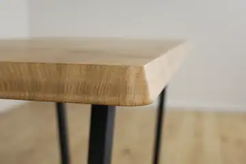 The Meridian 160cm Bevelter Esstisch aus Eiche mit Spider-Gestell – Produktansicht 7